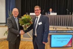 Präsident Karl Werring gratuliert Dr. Arne Dahlhoff